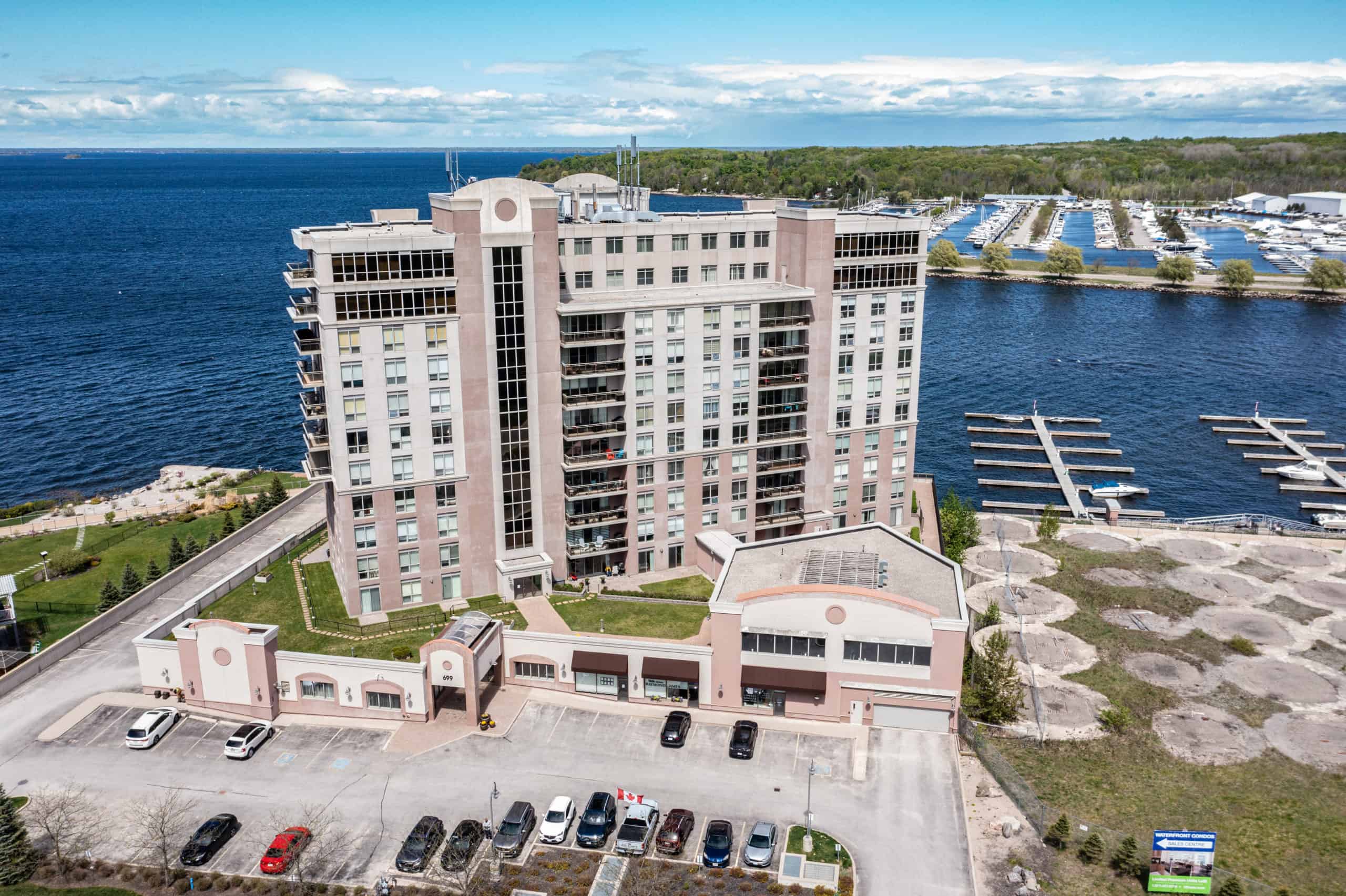 BEAUTIFUL CONDO UNIT ONLY STEPS AWAY FROM BAY! Peggy Hill