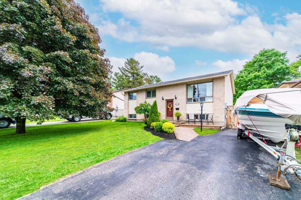 A BEAUTIFULLY MAINTAINED BUNGALOW NESTLED IN ORILLIA FEATURES A PRIVATE