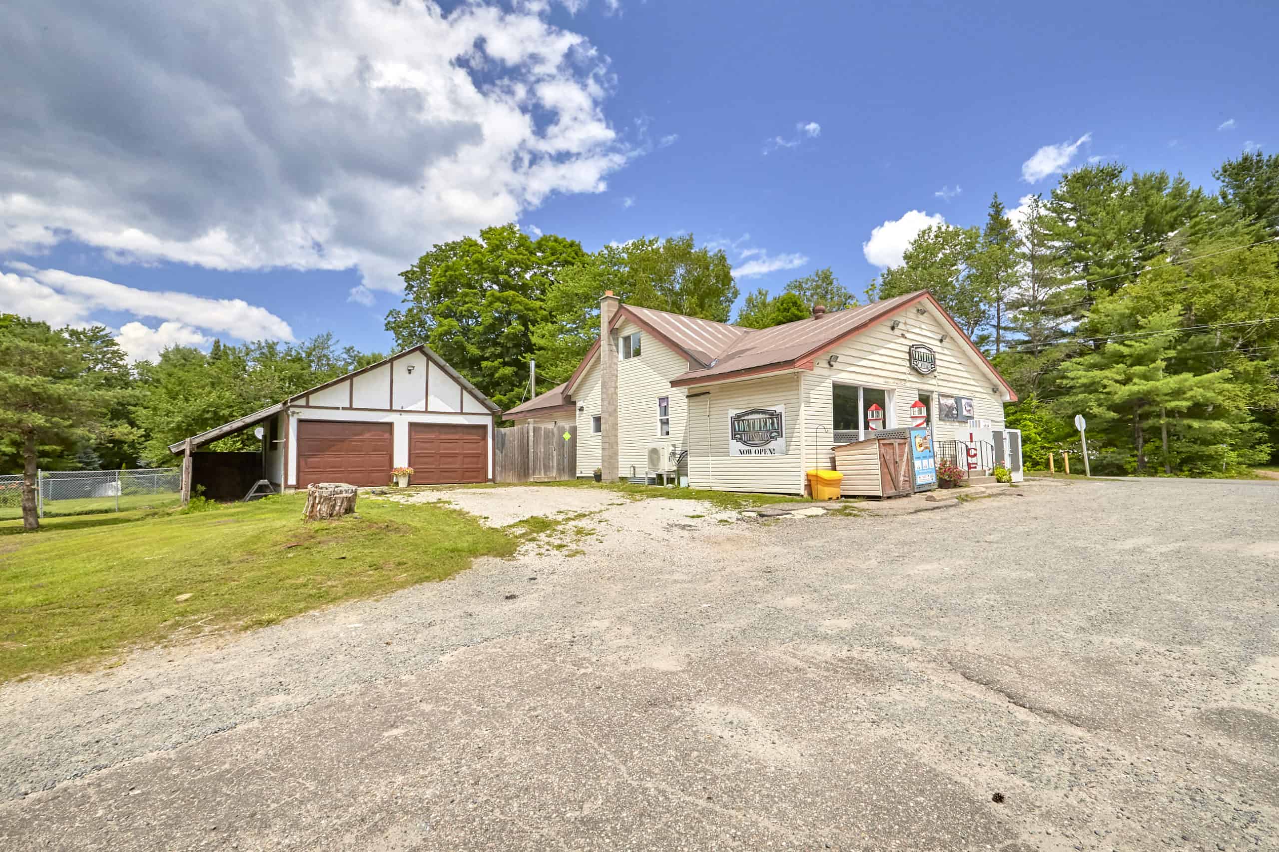 EXCELLENT OPPORTUNITY TO LIVE AND WORK IN RENOWNED MUSKOKA! Peggy