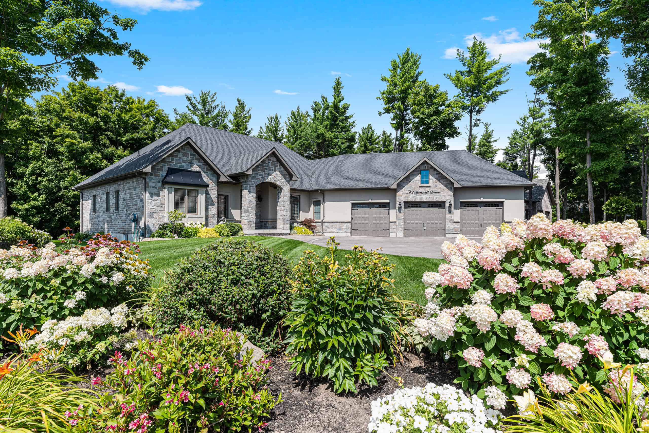 LUXURY HOME NESTLED IN THE EXCLUSIVE SNOW VALLEY! Peggy Hill Team