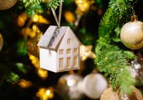 Decorated,Christmas,Tree,On,Blurred,,Sparkling,And,Fairy,Background